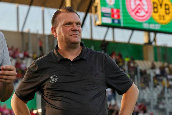 主教练先热身，对阵多特的比赛前红白埃森主帅跑步前往球场