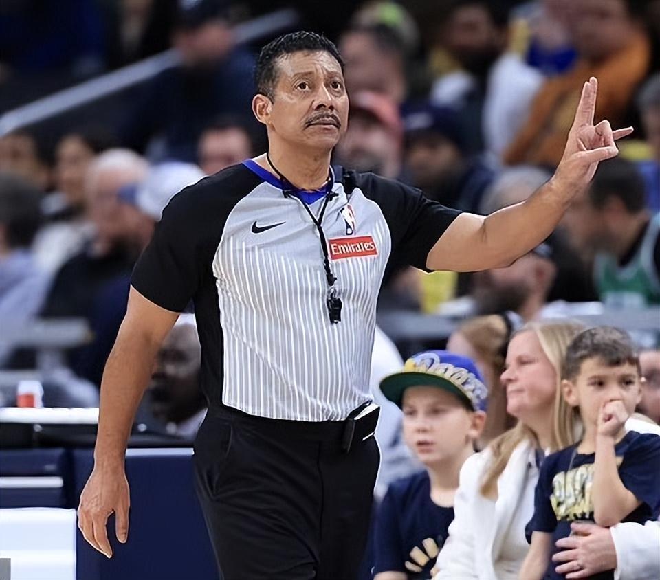 开云APP-名哨腿筋拉伤无限期休战！昨日坐轮椅离场 有望常规赛结束前回归