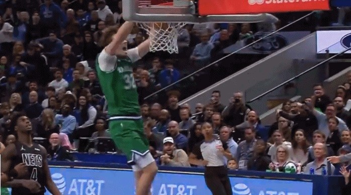 开云-年轻气盛！克里斯蒂单手甩传很写意 弗拉格双手重扣打停篮网