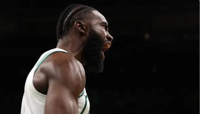 开云官网-加时赛独砍11分击退宿敌 布朗强势反弹实现救赎