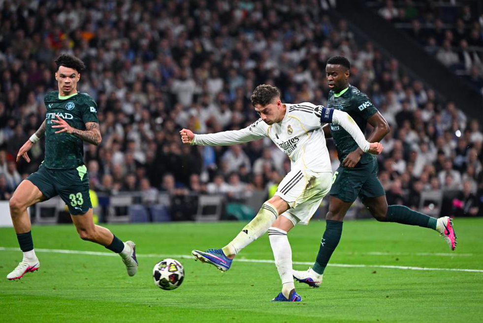 开云下载-3-0！欧冠上演夺冠大热门恩怨对决：队长半场戴帽 13.1亿豪门完败